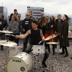 Samo Milijon Nas Je Chords by Agropop