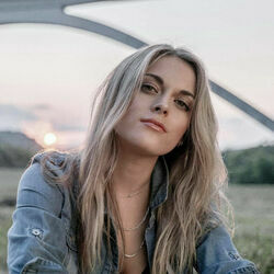 Trust Issues Chords by Alana Springsteen