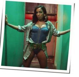 Some Que Ele Vem Atrás (part. Marília Mendonça) Chords by Anitta