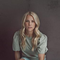 Two Sides Of The Story Chords by Avery Anna