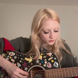 Teeth Acoustic Live Tab by Chloe Moriondo