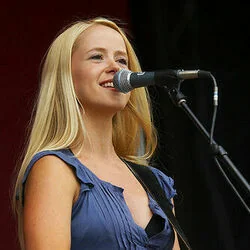 Lidt Mere Menneske Chords by Tina Dickow