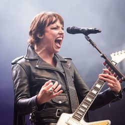 All I Wanna Do Is Make Love To You  Bass tabs by Halestorm