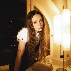 Holly Humberstone chords for Die happy