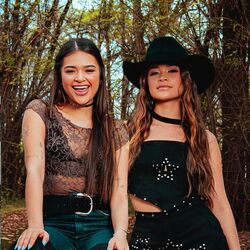 Tô Na Moda by Jennifer & Stephany