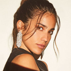 Julia Medina chords for Mesa para dos