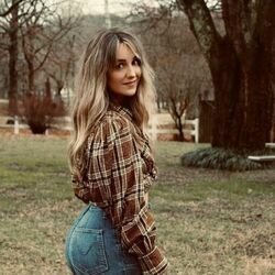 Two Story House Chords by Lainey Wilson