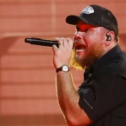 Giving Her Away Chords by Luke Combs