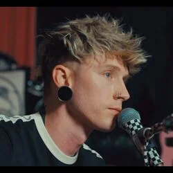 Me Or You Chords by MGK (Machine Gun Kelly)
