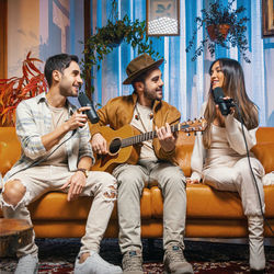 Confissões De Uma Garota Excluída (part. Lucas Vasconcellos E Plínio Profeta) Chords by Melim