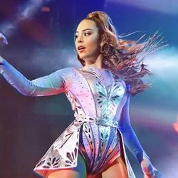 Quiero Quedarme Aquí Chords by Danna Paola