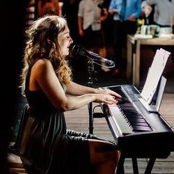 Kik Lehetnénk Mi Chords by Paulina Rubio
