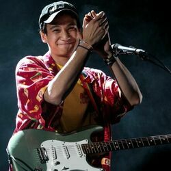 25 Chords by Phum Viphurit