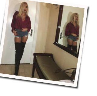We Should Be Together  Chords by Pia Mia