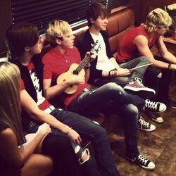 Love Me Again Bass tabs by R5