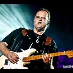 Turn Off Your Tv Chords by Walter Trout