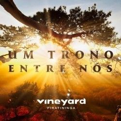 Um Trono Entre Nós Chords by Vineyard Music